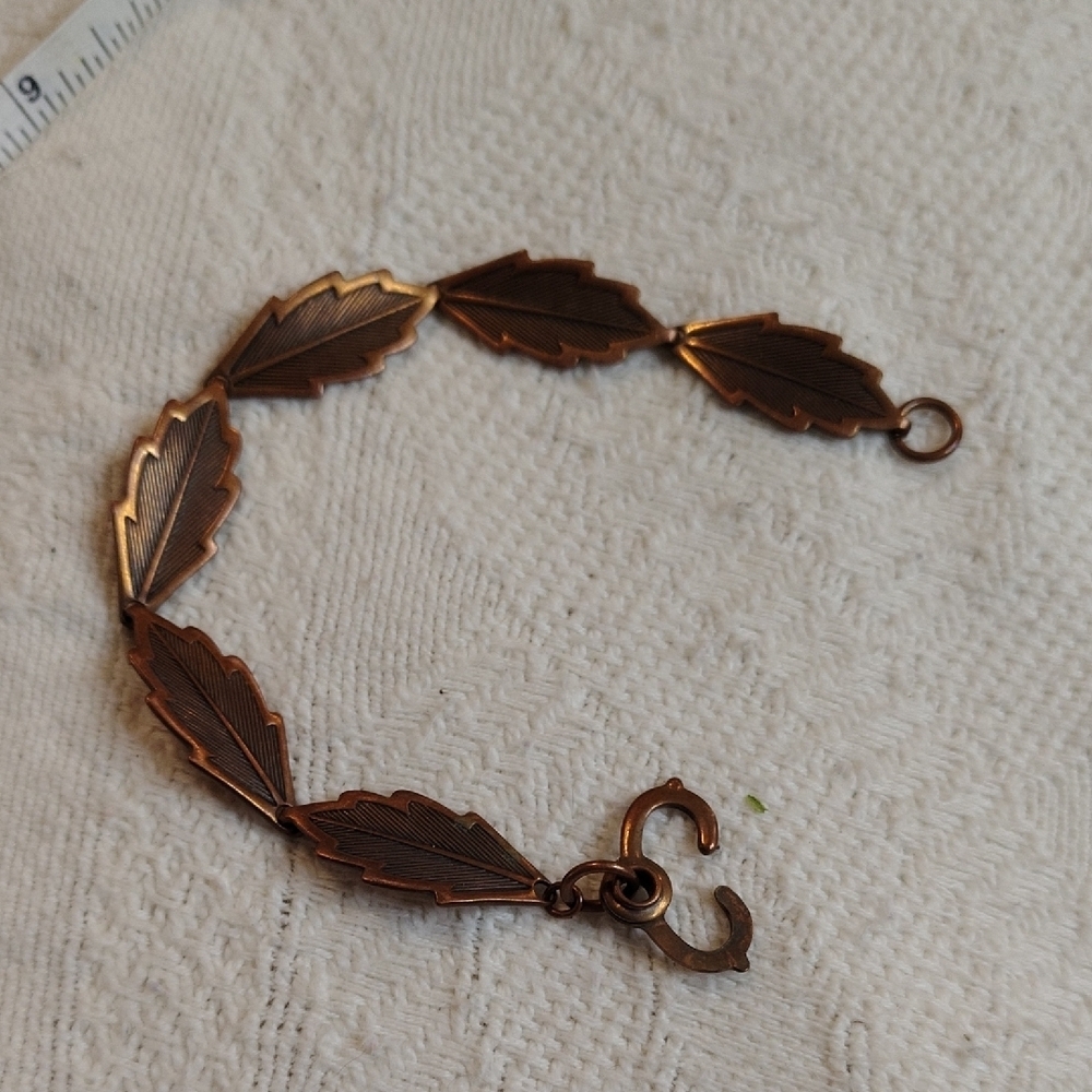 Elegant Leaf Design Bracelet in Copper
